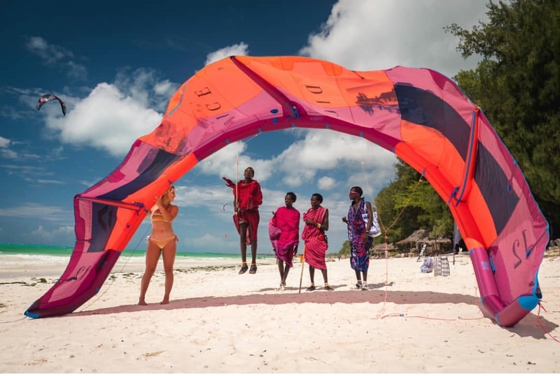 kitesurfen-kite-op-het-strand-zanzibar