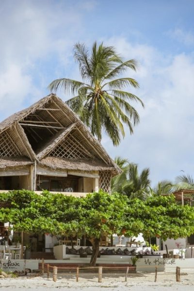 Aufenthalt im Mr Kahawa Kitesurf Resort Paje Beach. Der beste Kitespot auf Zanzibar Island. Kitesurfen, im Pool schwimmen, entspannen, essen, trinken und relaxen.